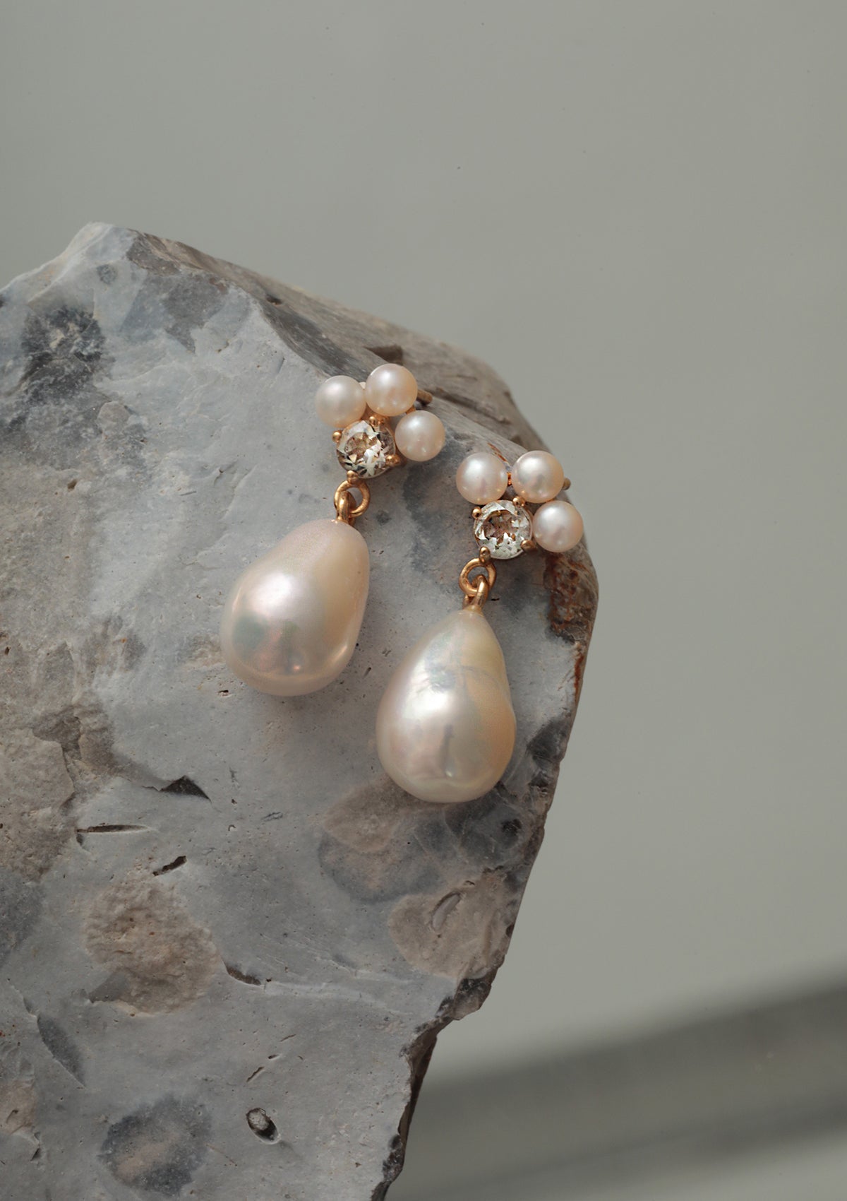 gold plated pearl earrings from carré with a large baroque pearl and a prasiolite gemstone