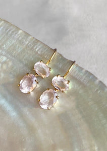 Long gold plated earrings from carré with pink stones. The pink stones are rose quartz gemstones