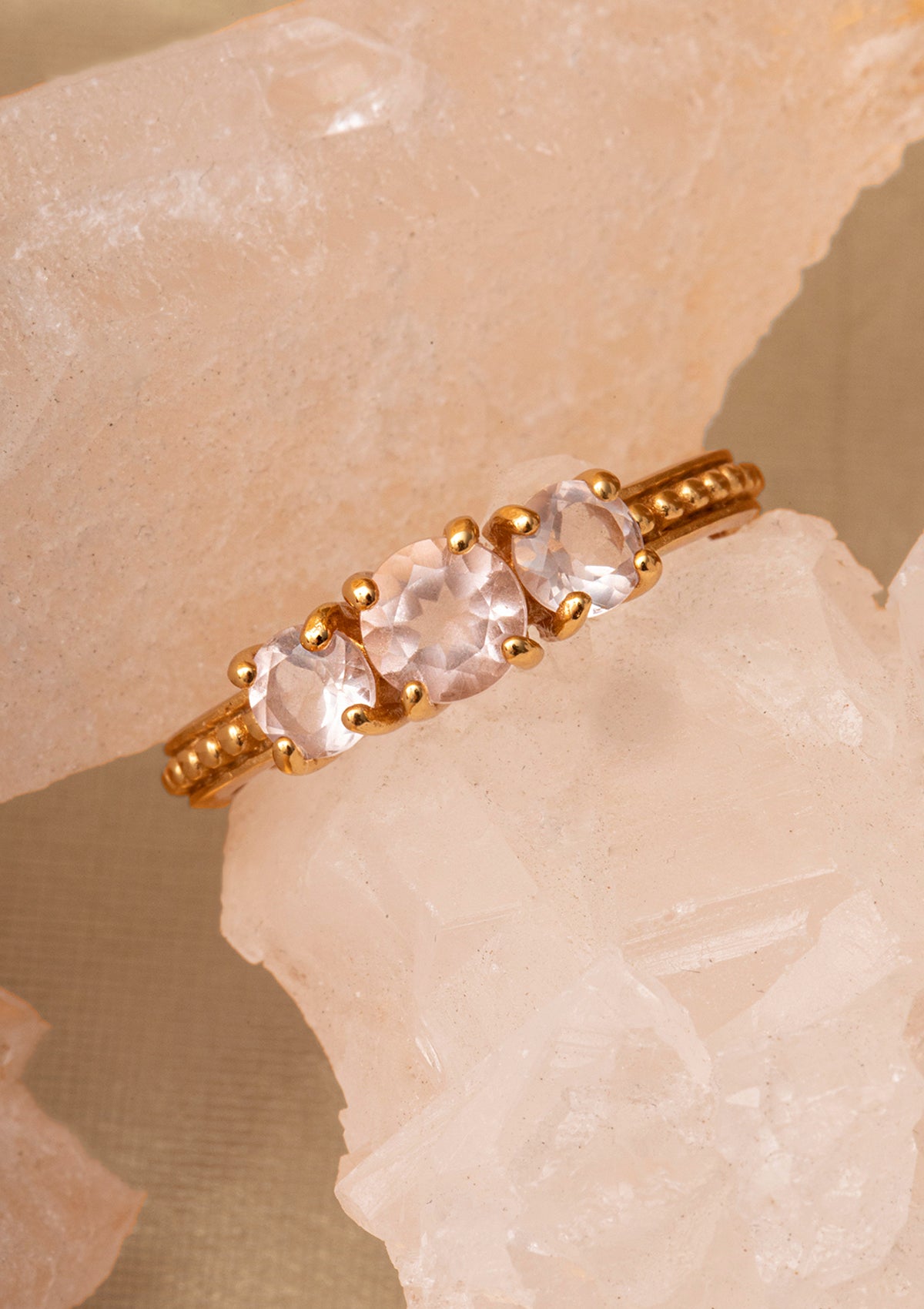 Gold plated alliance ring from carré with pink stones. The pink stones are rose quartz