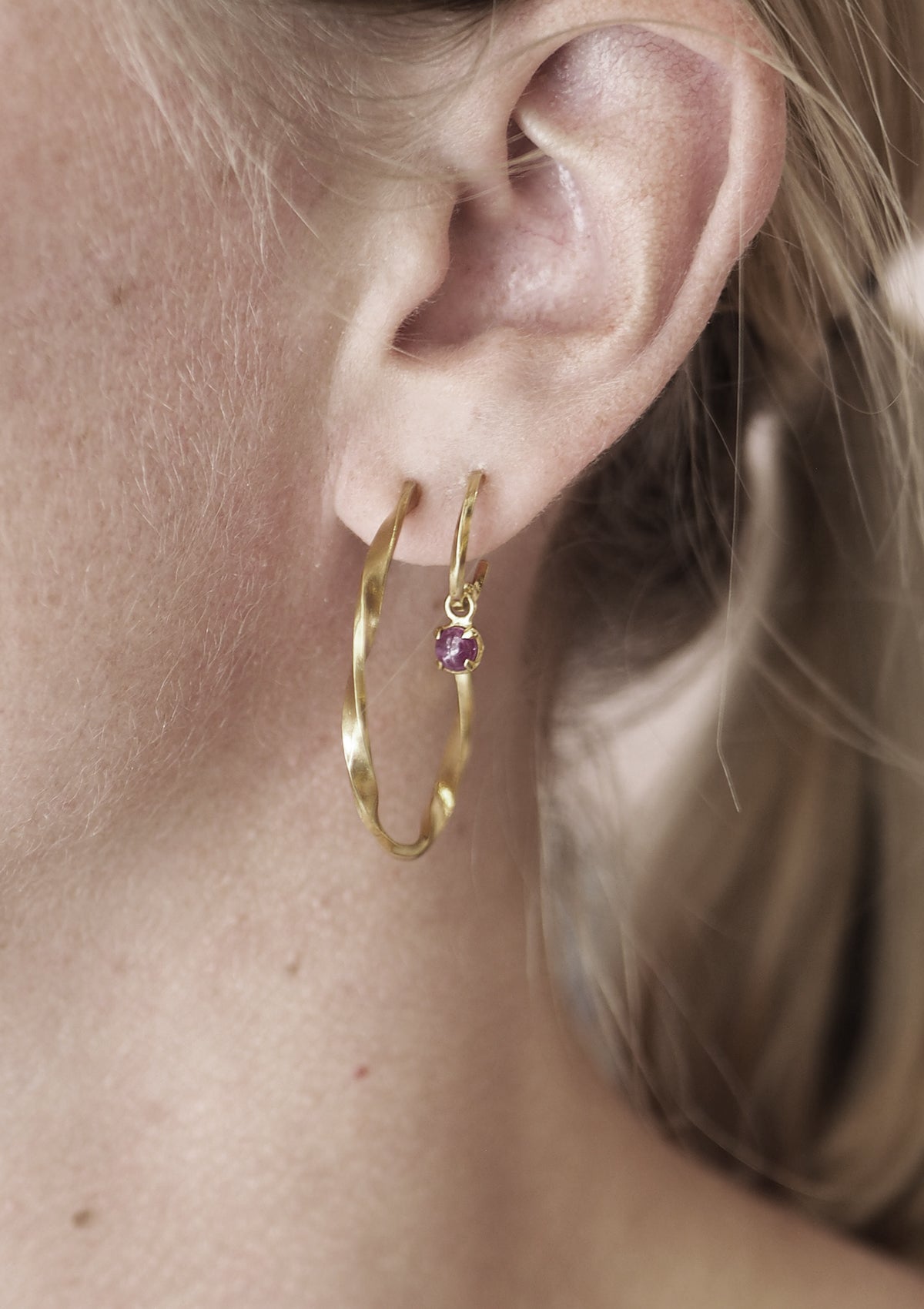 Gold plated hoop earrings with a ruby gemstone from carré