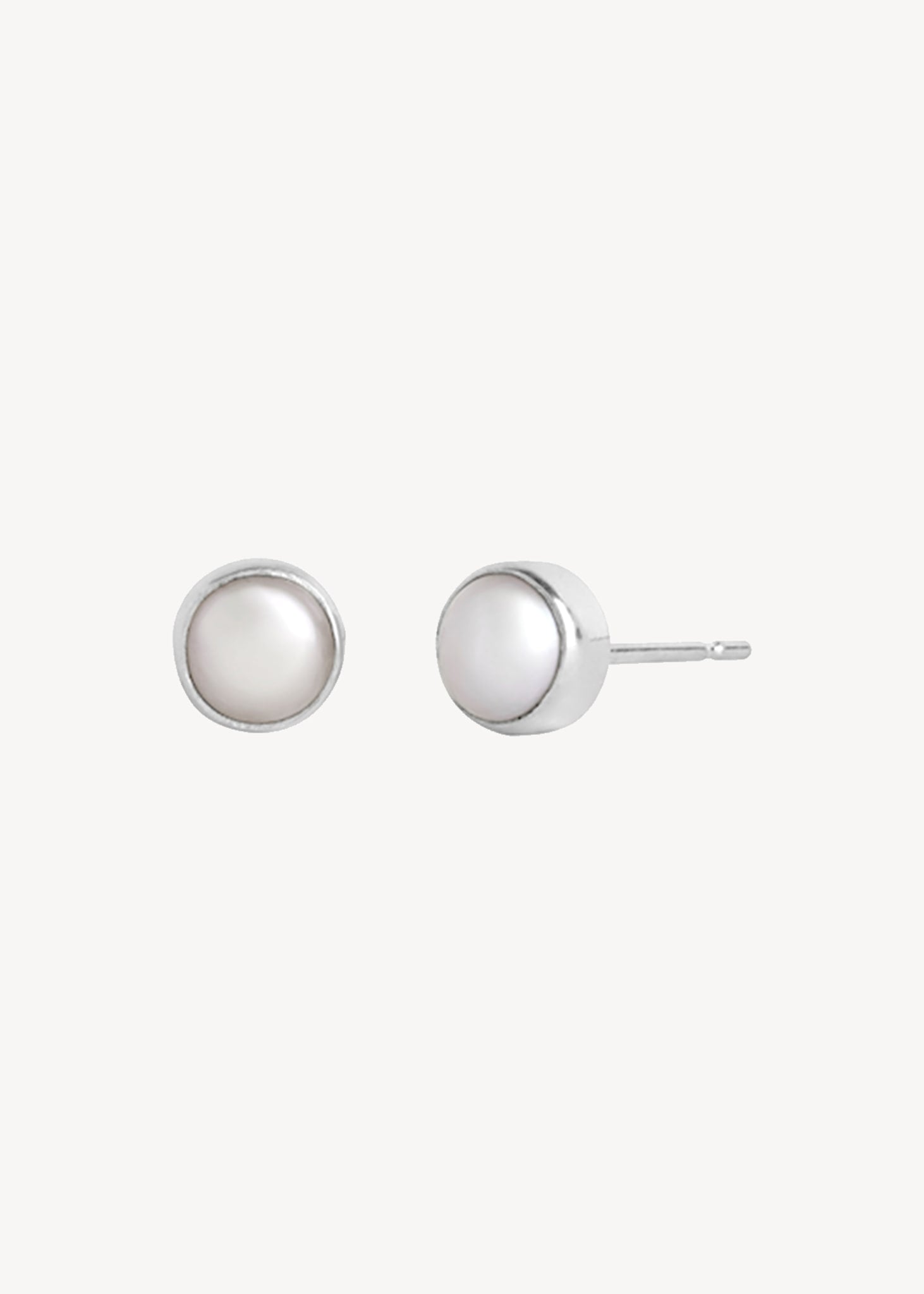 Linnea ear studs with White Pearl - silver