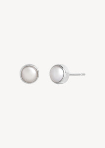 Linnea ear studs with White Pearl - silver