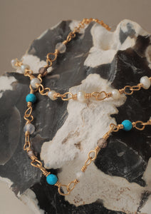 Gold plated boho style bracelets with gemstones from carré. The bracelets have turquoise gemstones, smokey quartz, and labradorite gemstones