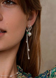 Kvinde med hoops og charms fra carré jewellery i sterling sølv med byzantinsk inspireret mønster